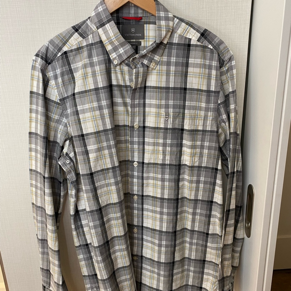 Victorinox Button Up - L